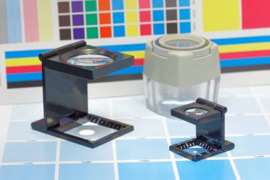 Üç Büyüteç veya yazıcının Büyüteç bir sınama sayfası üzerinde oturur