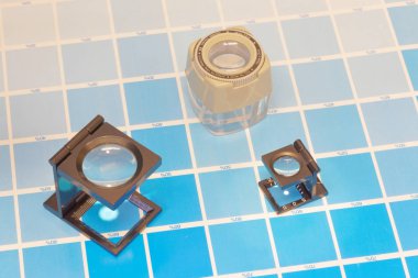 Üç Büyüteç veya yazıcının Büyüteç camgöbeği sınama sayfası üzerinde oturur