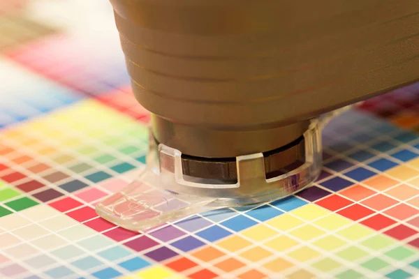Fecho Espectrômetro Usado Para Prova Uma Folha Impressão Teste Multicolor — Fotografia de Stock
