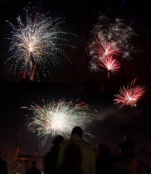 Havai fişek ile yeni yıl kutlamaları — Stok fotoğraf