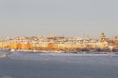 Stockholm - Ocak 08, 2017: Norr Malarstrand ve botlar merkez Stockholm 'de güneşli, soğuk, kış sabahı, deniz üzerinde buz. 08 Ocak 2017 Stockholm, İsveç