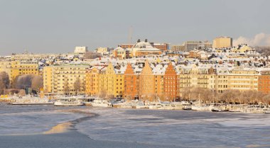 Stockholm - Ocak 08, 2017: Norr Malarstrand ve botlar merkez Stockholm 'de güneşli, soğuk, kış sabahı, deniz üzerinde buz. 08 Ocak 2017 Stockholm, İsveç