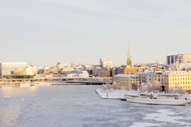 Stockholm - Ocak 08, 2017 Central Stockholm Panoraması güneşli, soğuk, kış sabahı, deniz üstünde buz. 08 Ocak 2017 Stockholm, İsveç
