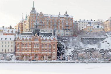 Stockholm - Ocak 08, 2017: Merkezi Stockholm 'de tuğla duvarlı fantastik bir mimari, güneşli bir kış günü, denizde buz. 08 Ocak 2017 Stockholm, İsveç