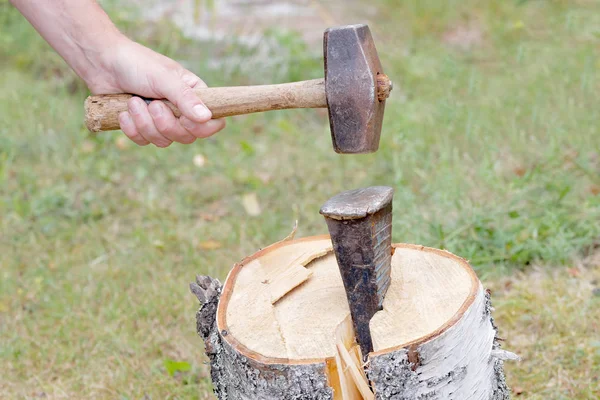 Hand Holding Een Moker Sloeg Een Wig Splitsen Een Berk — Stockfoto