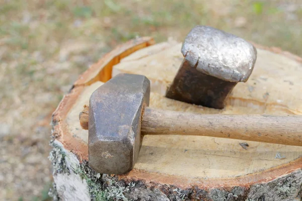 Sledgehammer and a wedge splitting a birch log — Stock Photo, Image