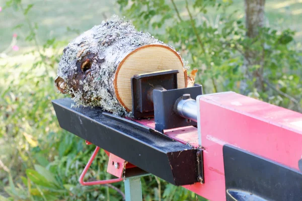 Máquina divisora de troncos que divide un tronco de abedul — Foto de Stock