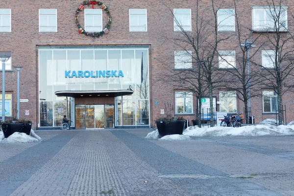 斯德哥尔摩 2017 入口的清晨 在轮椅上外面的人新的医院卡罗林斯卡 Unversitetssjukhuset 2017 日在斯德哥尔摩 — 图库照片