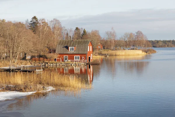 Stary Dom Czerwonej Łodzi Reed Archipelagu Szwedzki Odzwierciedlając Morze Świetle — Zdjęcie stockowe