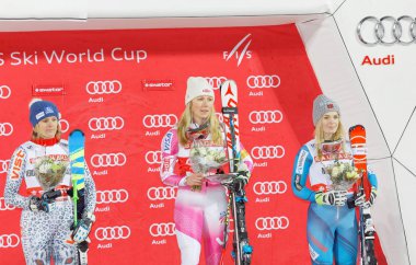 Kazanan Mikaela Shiffrin, Nina Loeseth ve Veronika Velez Zuzulov