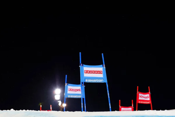 Blauwe en rode slalom poorten in de parallel slalom-gebeurtenis — Stockfoto