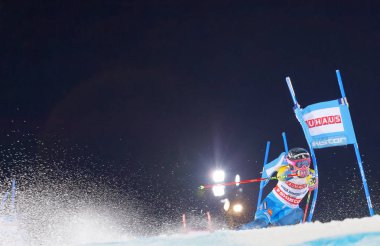 Stockholm, İsveç - 31 Ocak 2017: Frida Hansdotter (Swe) Alpine Audi Fis Kayak Dünya Kupası 'nda paralel slalom kayak yaparken kar fışkırtıyor - 31 Ocak 2017, Stockholm, İsveç