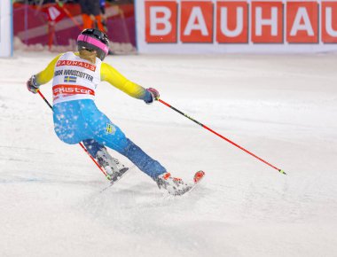 Frida Hansdotter (Swe), arka görünümünde Paralel slalom