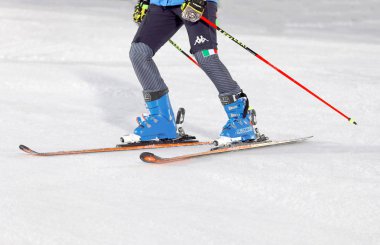 Stockholm, İsveç - 31 Ocak 2017: Alpine Audi Fis Kayak Dünya Kupası 'nda kayak pistinde paralel slalom için kullanılan kayak pistini inceleyen yetkililerin bacakları ve kayakçıların yakın çekimi. 31 Ocak 2017, Stockholm, İsveç