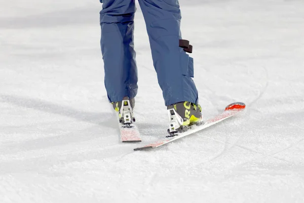 Fechar o esqui do oficial que inspeciona a pista de esqui utilizada f — Fotografia de Stock