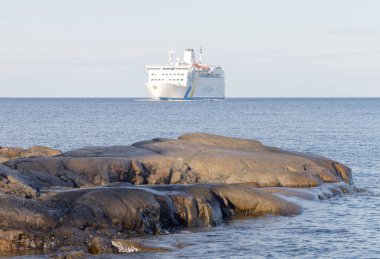 Grisslehamn, İsveç - 12 Temmuz 2016: Yolcu feribotu, kayalık sahil şeridi ve İsveçli adalar mavi deniz. 12 Temmuz 2016 Grisslehamn, İsveç