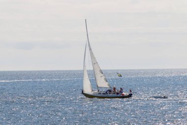 Yelkenli üzerinde parlak mavi deniz