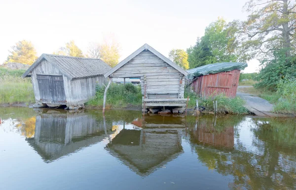 Velha casa de barco feita de madeira cinza e tábuas — Fotografia de Stock
