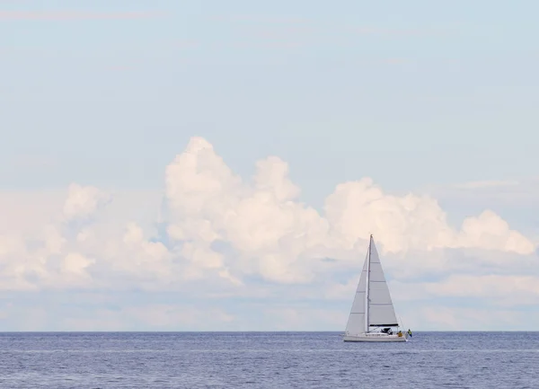 輝く青い海と大きな雲の上の帆船夏の日 — ストック写真