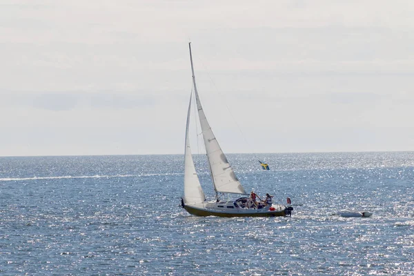 ヨットに輝く青い海 — ストック写真