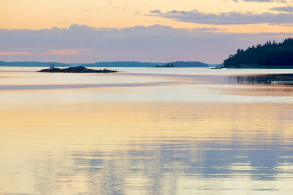 Pôr do sol no arquipélago sueco — Fotografia de Stock