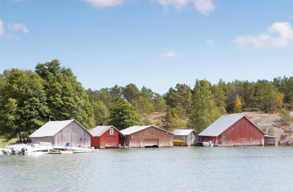 Röda Och Grå Båthus Klippor Och Träd Skärgården Aaland Finland — Stockfoto