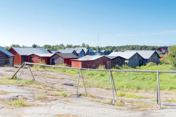 Pek çok kırmızı ve gri boathouses eski balıkçı liman — Stok fotoğraf