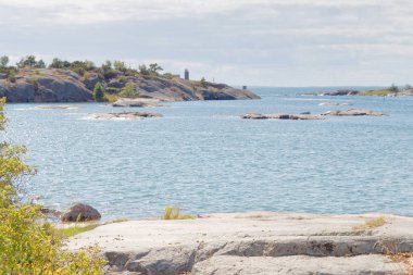 Pırıl pırıl Denizi, küçük adacıklar ve kayalar