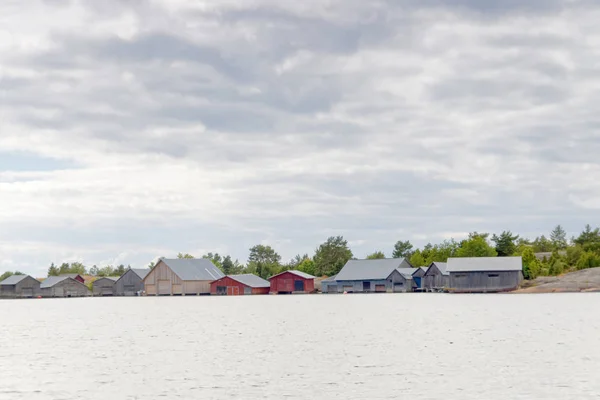 芬兰阿拉兰群岛上的红色和灰色船屋和大海 — 图库照片