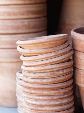 Bahçıvanın kullandığı çömlek yığınları.