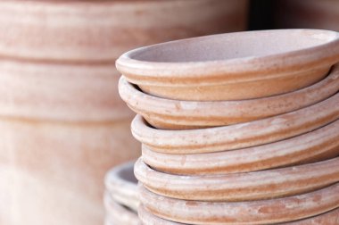 Bahçıvanın kullandığı çömlek yığınları.