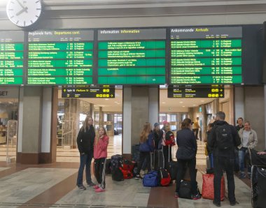 Merkez Tren İstasyonu koridorda bekleyen aile