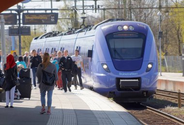 Diğerleri beklerken insanlar bir banliyö tren