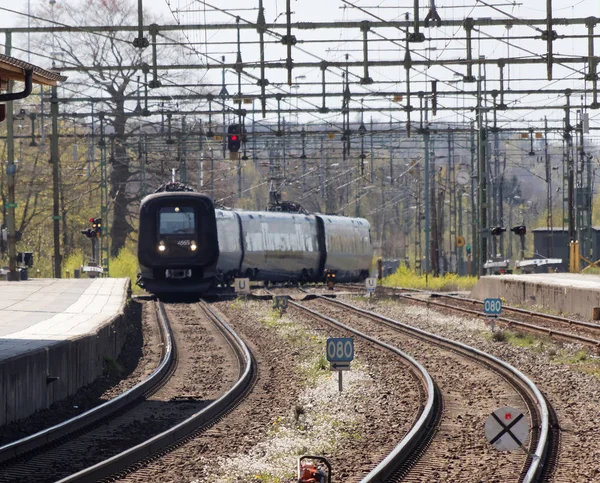 ハッセルホルム スウェーデン 2016年5月5日 通勤列車が鉄道駅に接近 2016年5月5日スウェーデン ハッセルホルム — ストック写真