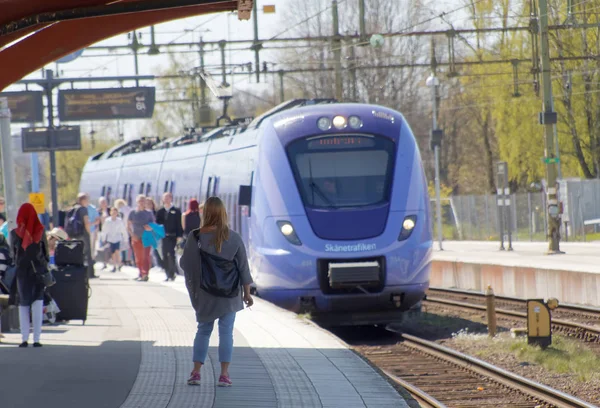 Människor gå av ett pendeltåg medan andra väntar — Stockfoto