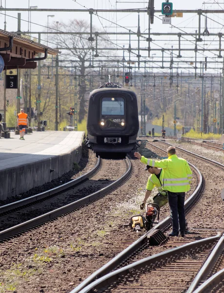 Hassleholm スウェーデン 2016 保線作業員 列車が駅に到着した時に鉄道を操作します 2016 Hassleholm スウェーデン — ストック写真