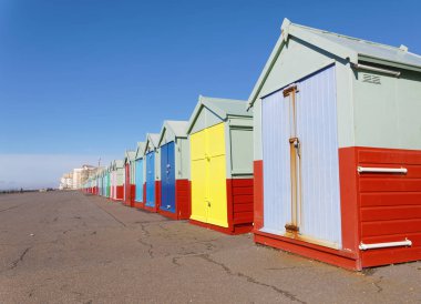Çok çok renkli banyo kulübelerin Brighton ve Hove