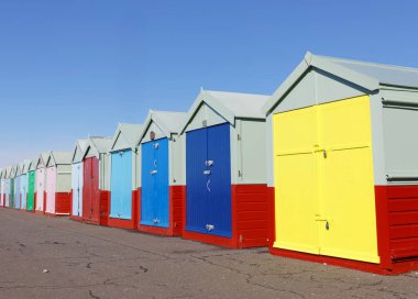 Brighton ve Hove çok renkli banyo kulübelerde bir sürü. Hiçbir kişi ve mavi gökyüzü