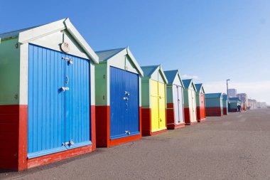 Çok çok renkli banyo kulübelerin Brighton ve Hove