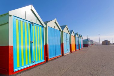 Çok çok renkli banyo kulübelerin Brighton ve Hove