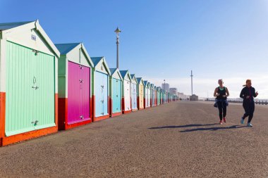 Çok çok renkli banyo kulübelerin Brighton ve Hove