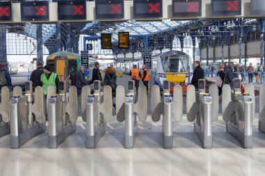 Tren tren istasyonunda Brighton, U için bekleyenler