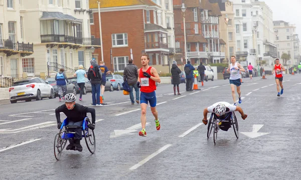 Dva muži ve sportovní vozík v půl marat vitalitu Brighton — Stock fotografie