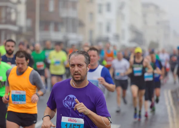 Muž a konkurenty v půl marath vitalitu Brighton — Stock fotografie