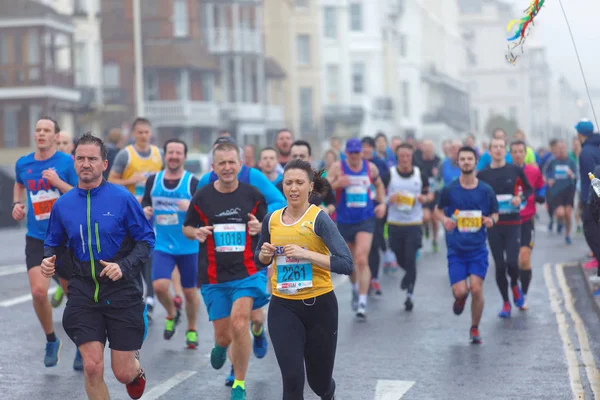 Un sacco di corridori nella mezza maratona Vitality Brighton — Foto Stock