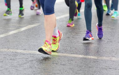 Brighton, İngiltere - 26 Şubat 2017: Vitality Brighton yarı maratonunda renkli koşu ayakları ve bacaklarının yakın çekimi. 26 Şubat 2017, Brighton, İngiltere