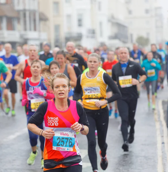 英国布莱顿 2017年2月26日 年轻女子和竞争对手参加维多 布莱顿半程马拉松赛 2017年2月26日 英国布莱顿 — 图库照片