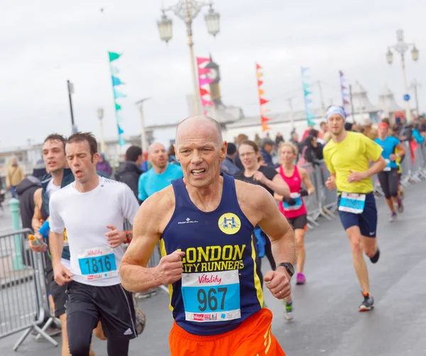 Starší muž v půlmaratonu vitalitu Brighton — Stock fotografie