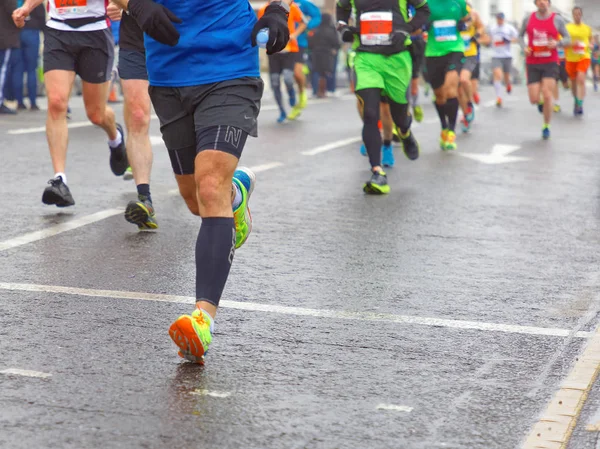 英国布莱顿 2017年2月26日 在维多 布莱顿半程马拉松赛中 多彩的跑腿 腿和躯干在湿沥青路面上的闭合 2017年2月26日 英国布莱顿 — 图库照片