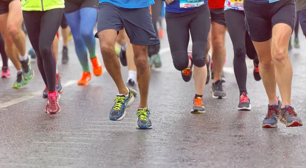 布赖顿 2017 组的多彩运行脚部和腿部 一些人的生命力布莱顿半程马拉松赛竞争焦点 2017 日在英国布赖顿 — 图库照片